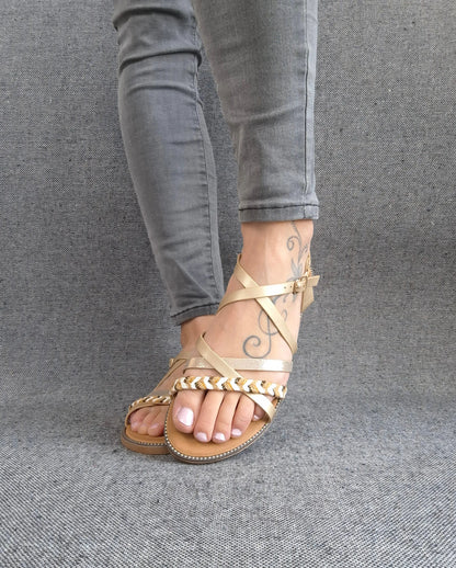 Sandales à brides brillantes et tressées couleur dorée Le Petit Placard