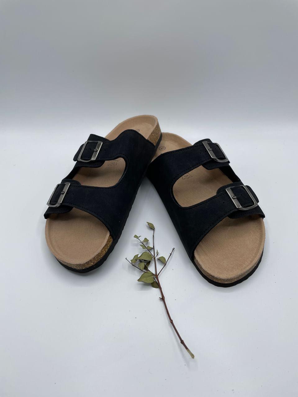 Sandale cuir noir femme style Birkenstock à deux brides avec boucles argentées et semelle liège beige