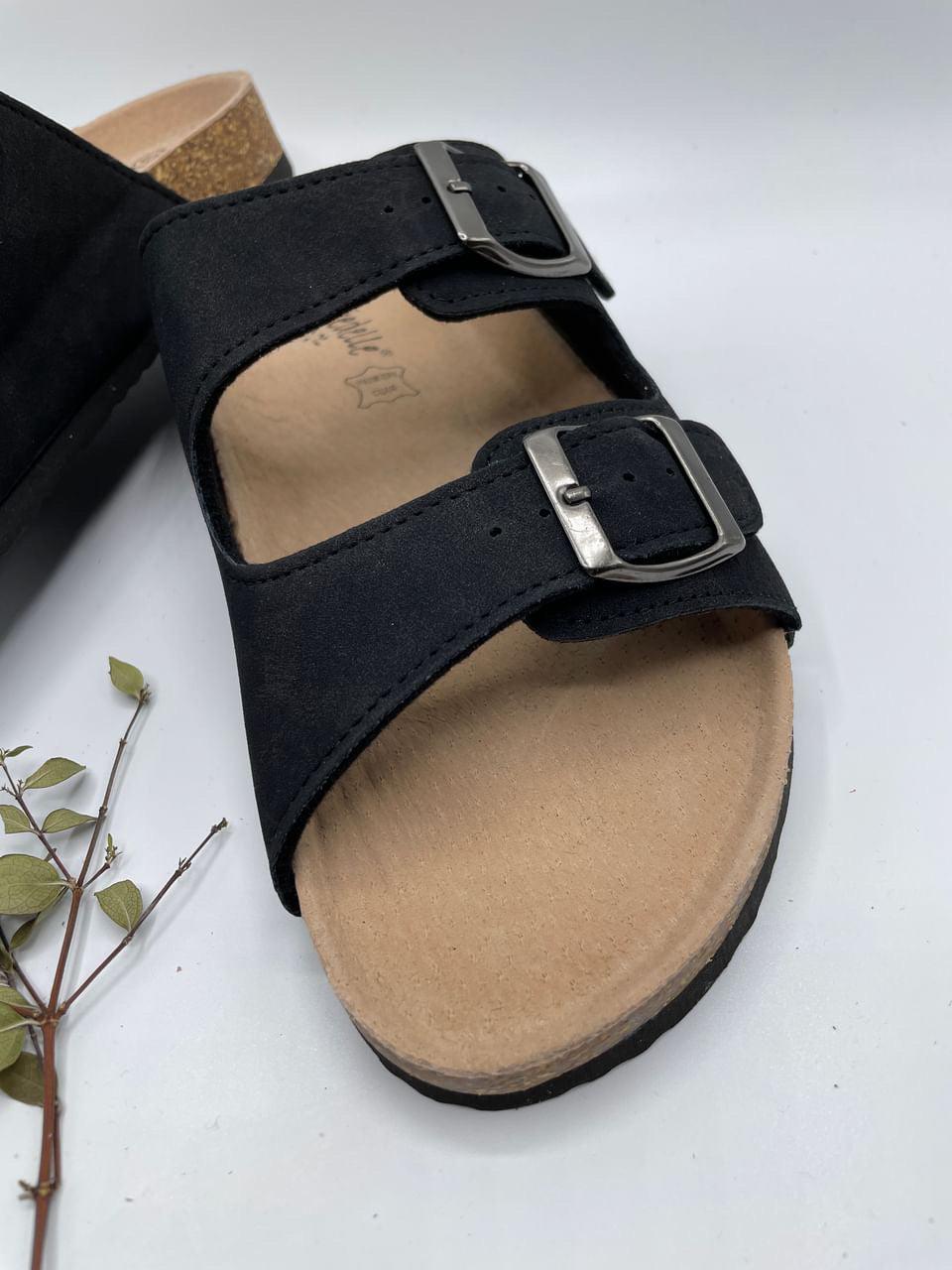 Sandale cuir noir femme style Birkenstock, deux brides avec boucles argentées et semelle liège beige