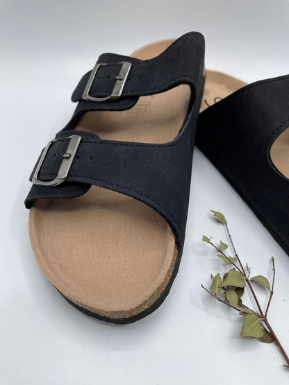 Sandale cuir noir femme style Birkenstock à deux brides avec boucles argentées et semelle beige anatomique