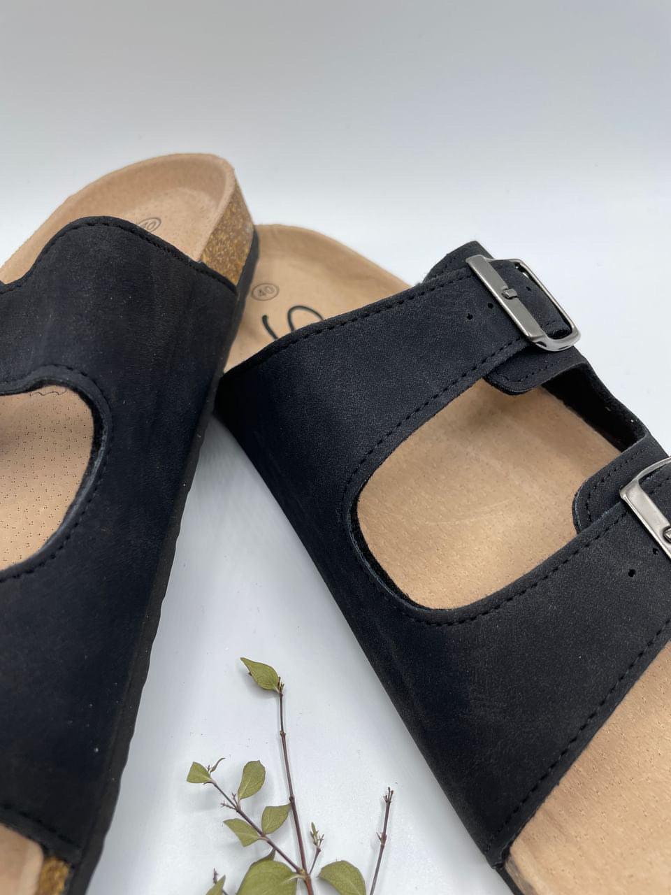 Sandale cuir noir femme style Birkenstock abordable avec boucle argentée et semelle liège beige