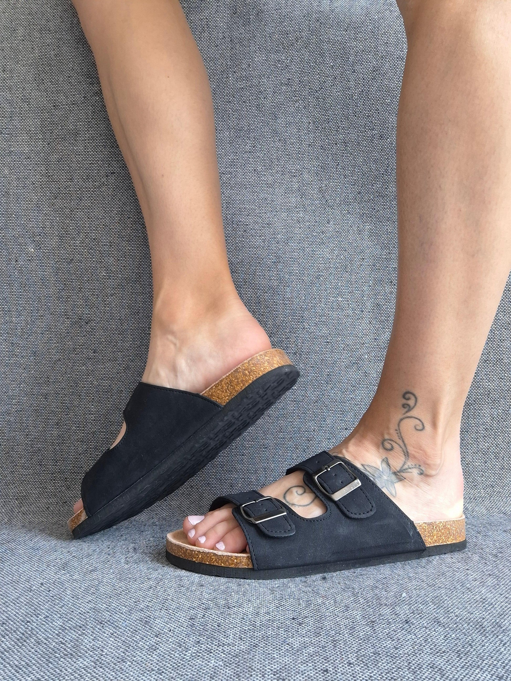 Sandale cuir noir femme style Birkenstock à deux brides avec boucles et semelle liège