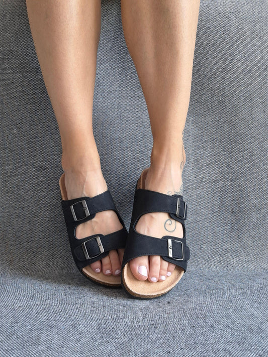 Sandale cuir noir femme style Birkenstock abordable, deux brides à boucles argentées et semelle liège naturel