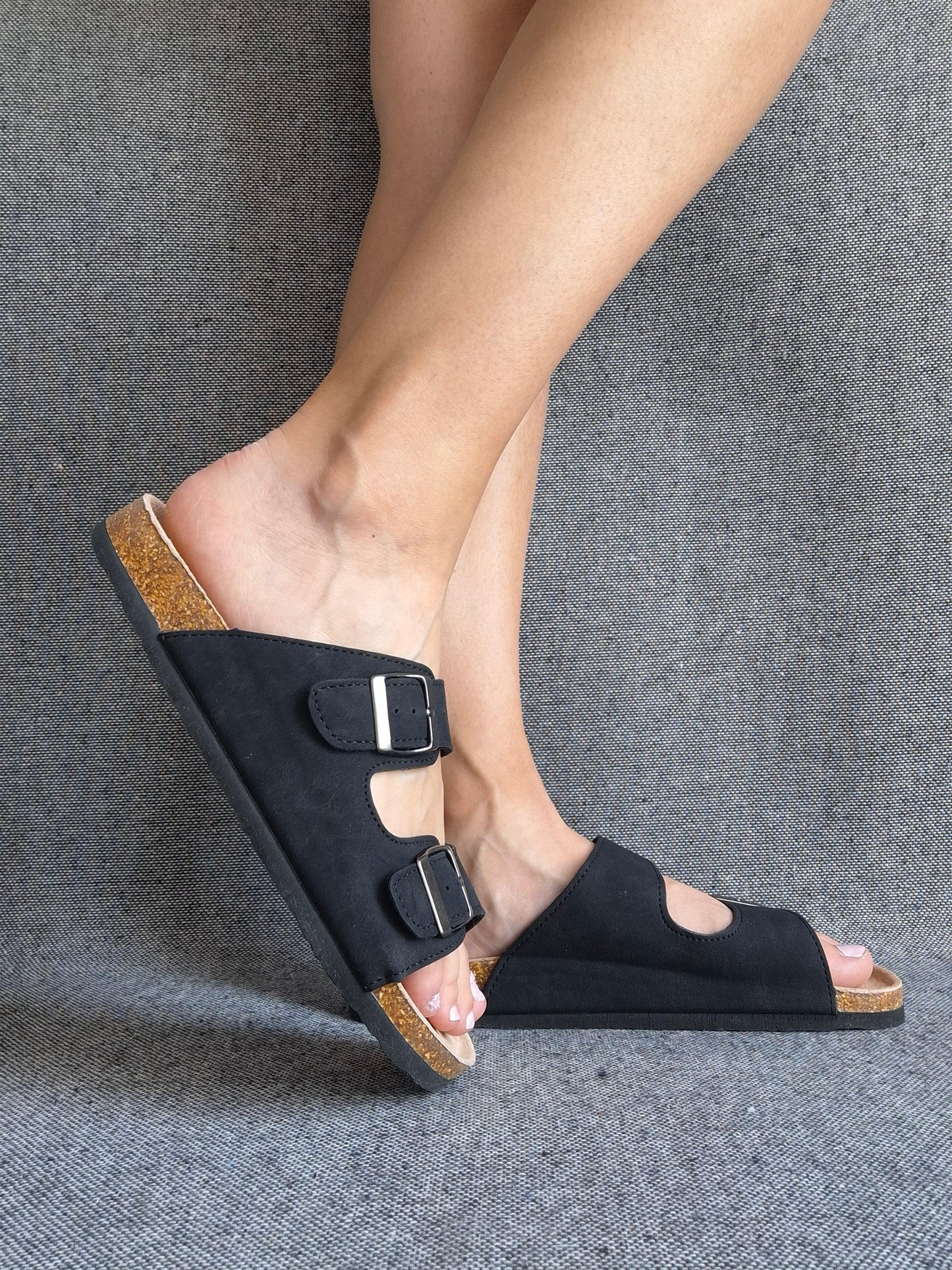 Sandale cuir noir femme style Birkenstock abordable, deux brides ajustables avec boucles, semelle liège