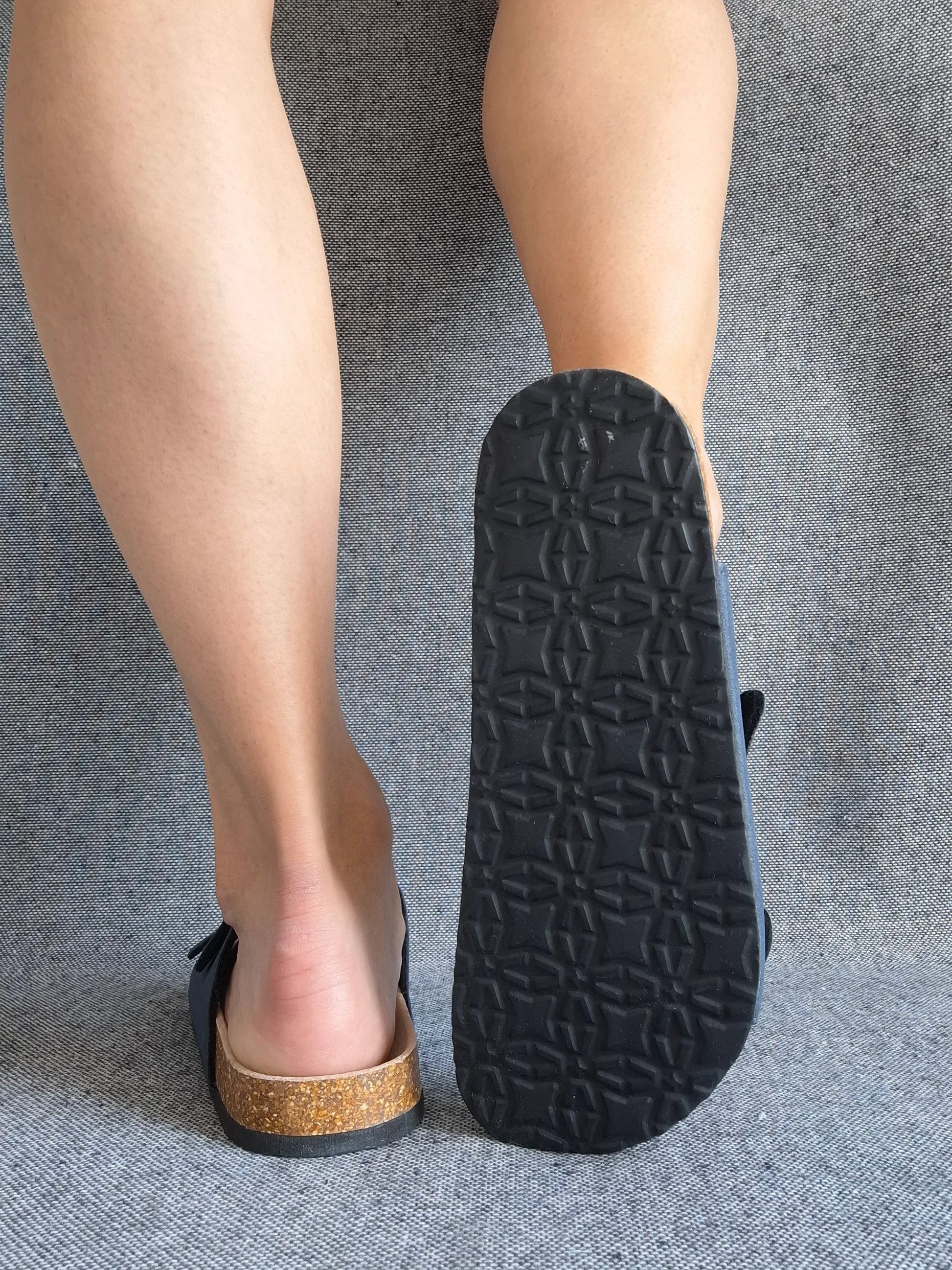 Semelle noire antidérapante de sandale cuir noir femme style Birkenstock avec embase en liège naturel