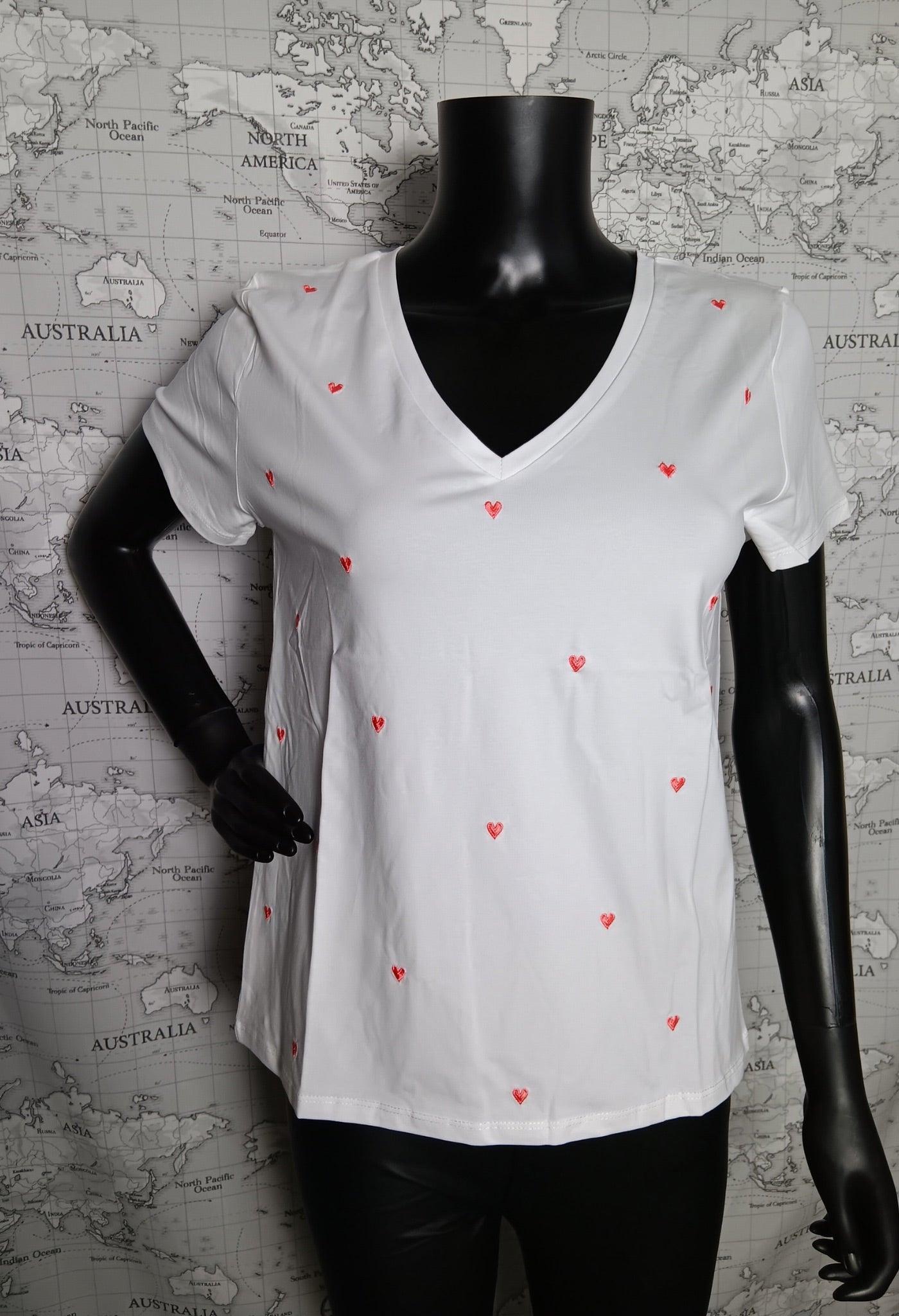 White short-sleeve t-shirt with red embroidered hearts, displayed on mannequin, Le Petit Placard