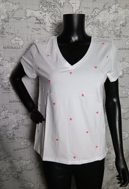 White short-sleeve t-shirt with red embroidered hearts, displayed on mannequin, Le Petit Placard
