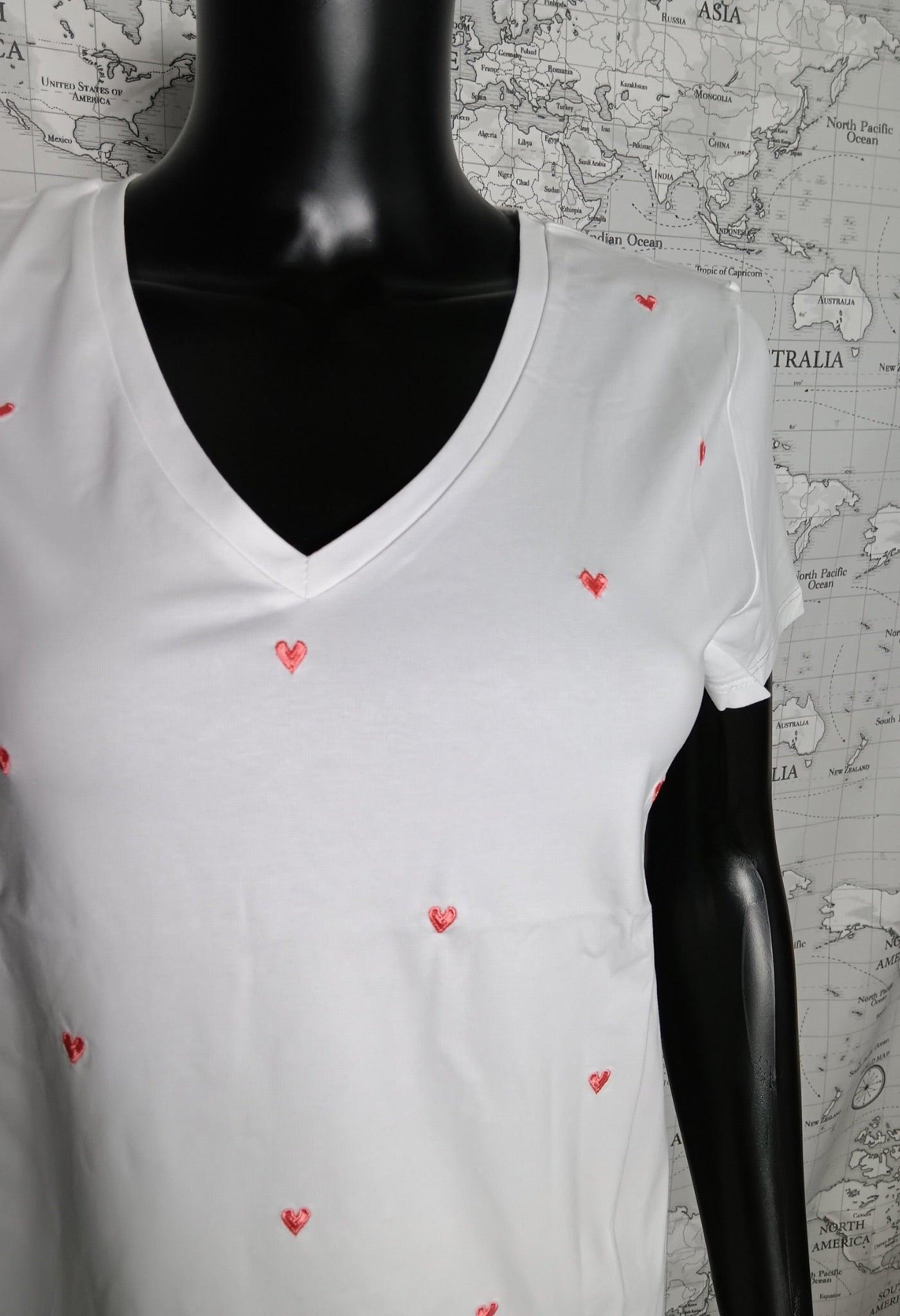 White short-sleeve t-shirt with red embroidered hearts, Le Petit Placard fashion accessory