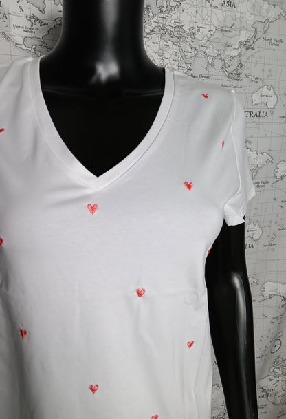White short-sleeve t-shirt with red embroidered hearts, Le Petit Placard fashion accessory