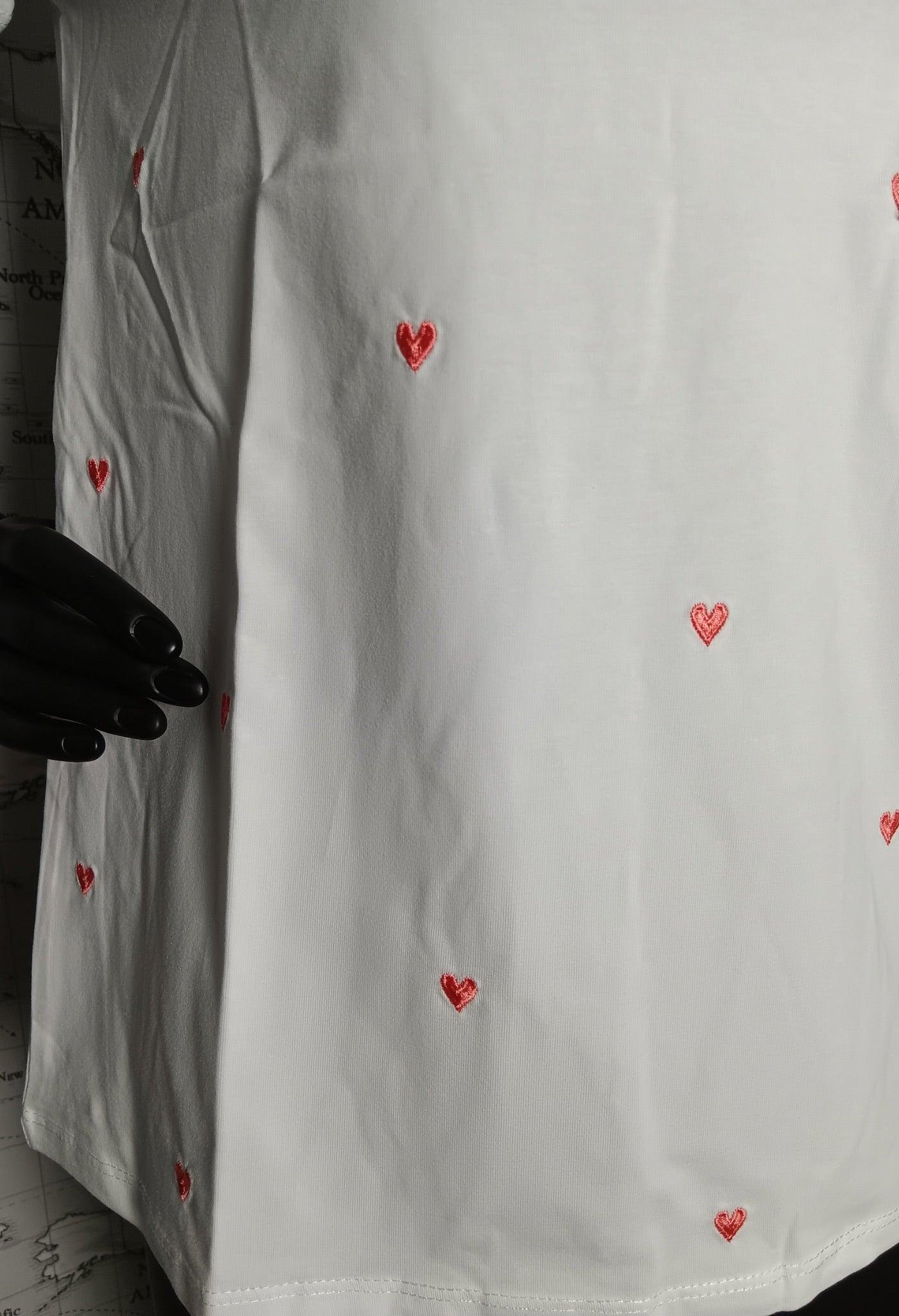 White short-sleeve t-shirt with small red embroidered hearts from Le Petit Placard