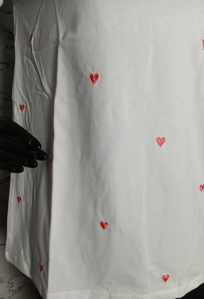 White short-sleeve t-shirt with small red embroidered hearts from Le Petit Placard