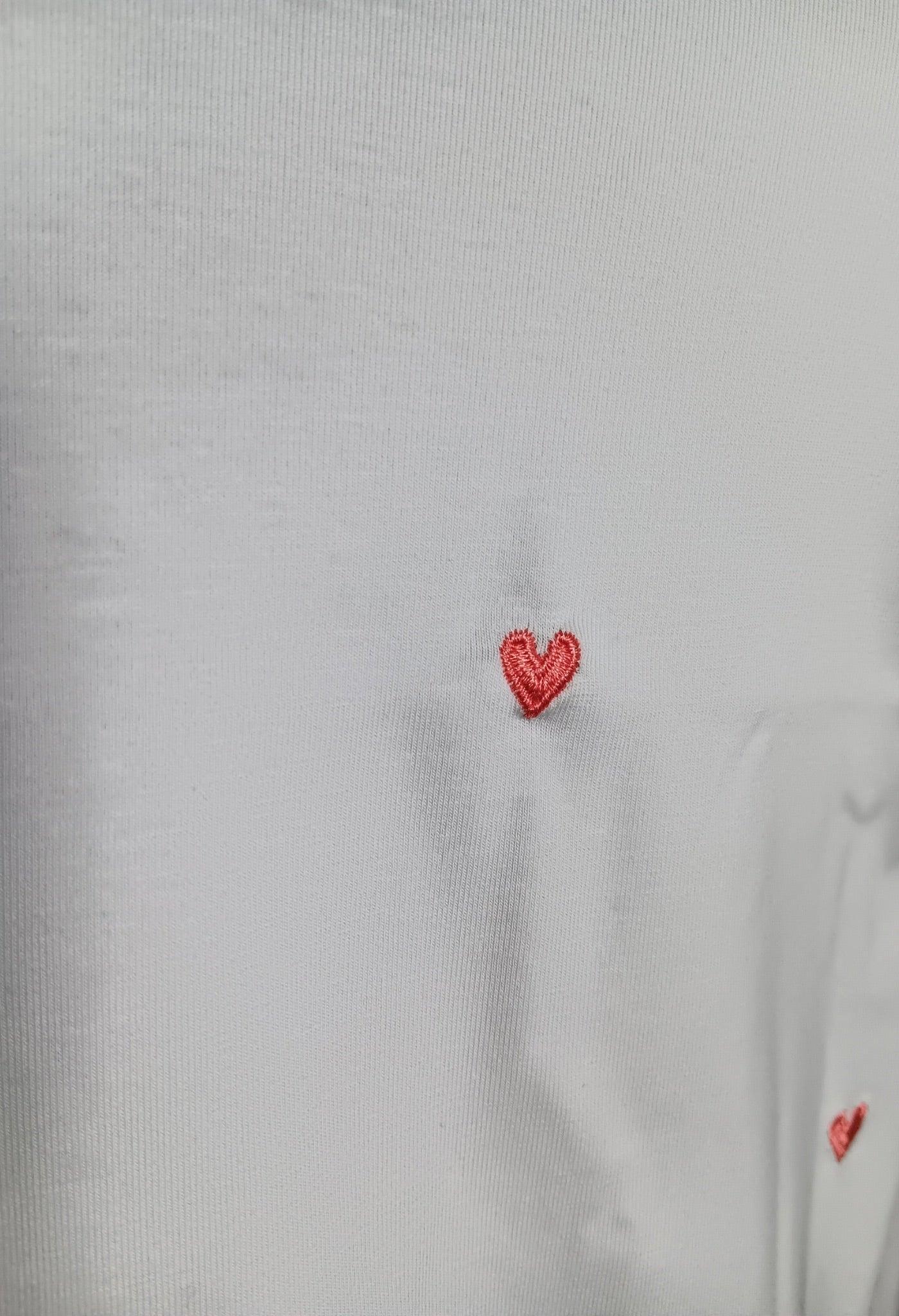 White t-shirt with small red hearts embroidered, Le Petit Placard fashion style