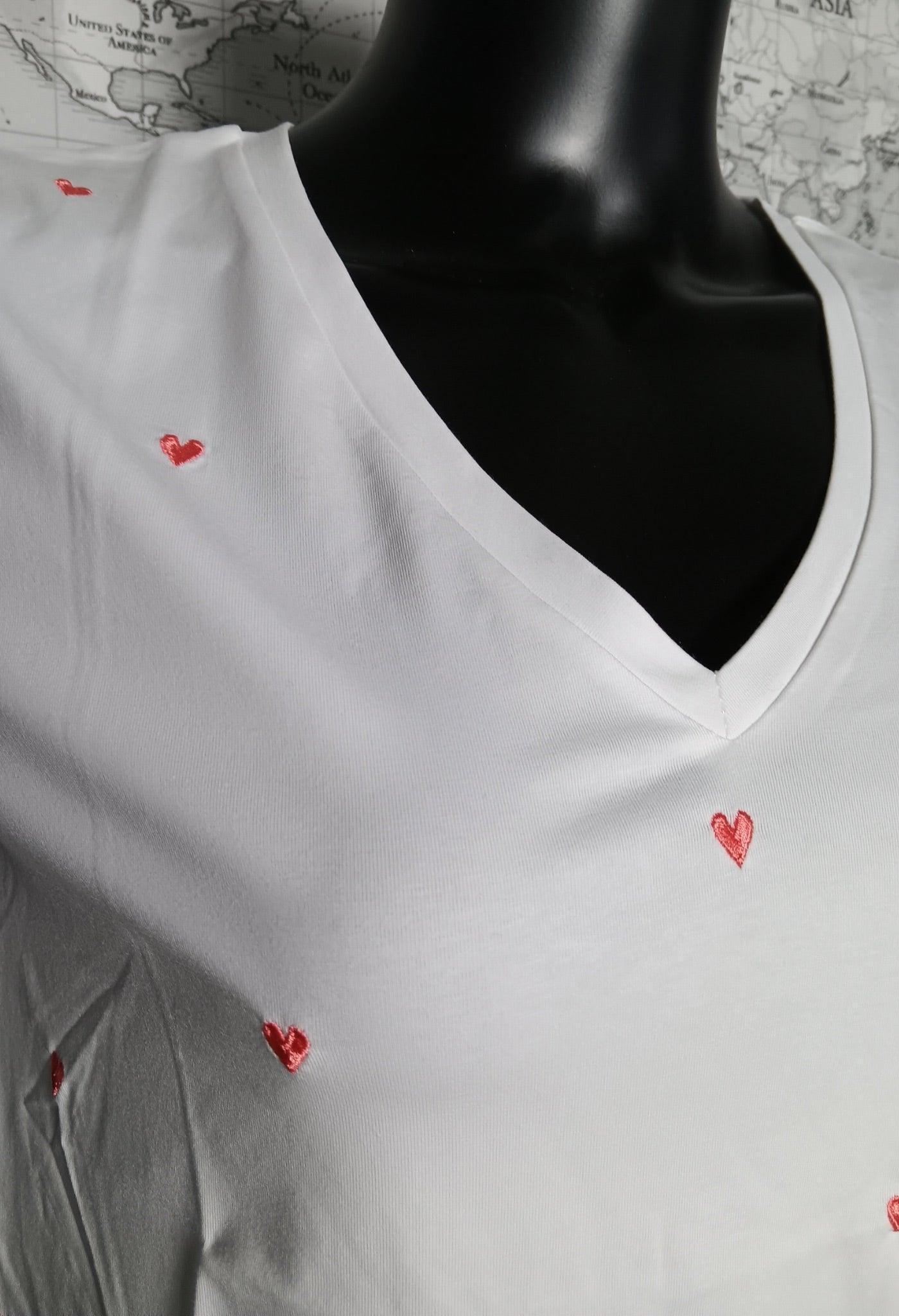 White short-sleeve t-shirt with small red embroidered hearts, Le Petit Placard fashion
