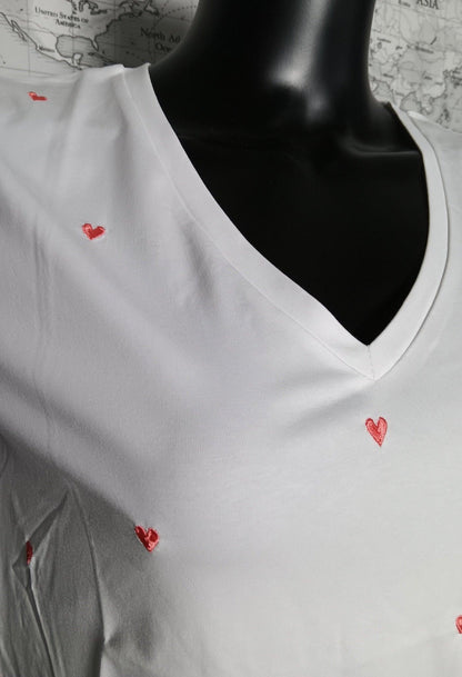 White short-sleeve t-shirt with small red embroidered hearts, Le Petit Placard fashion