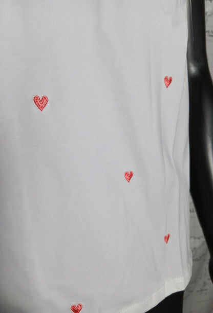 White short sleeve t-shirt with small red embroidered hearts, Le Petit Placard fashion