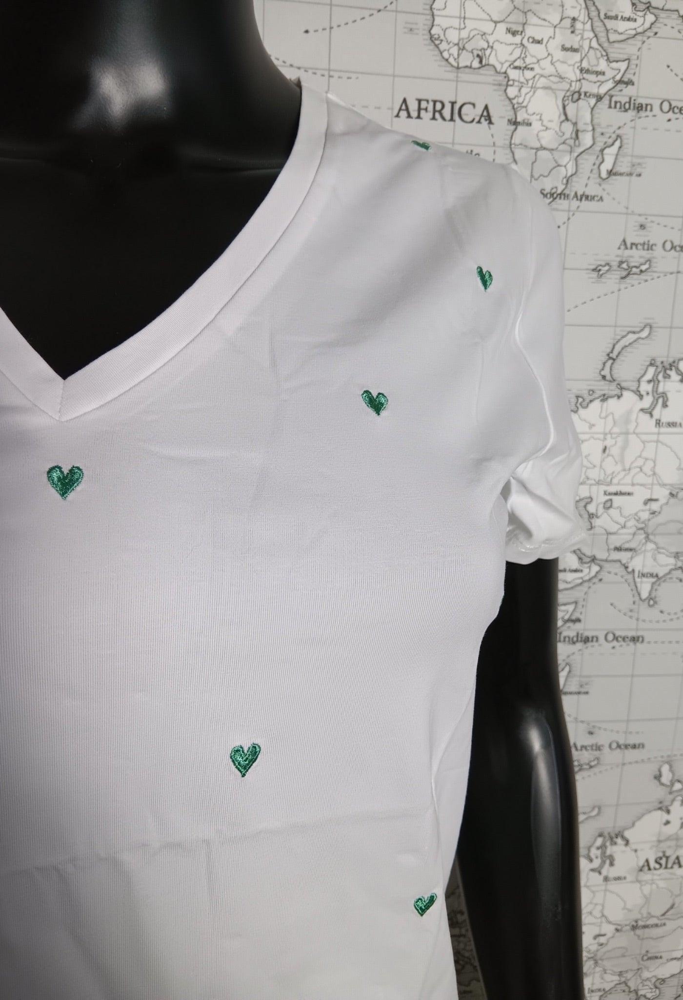 White short-sleeve t-shirt with green embroidered hearts, Le Petit Placard fashion.