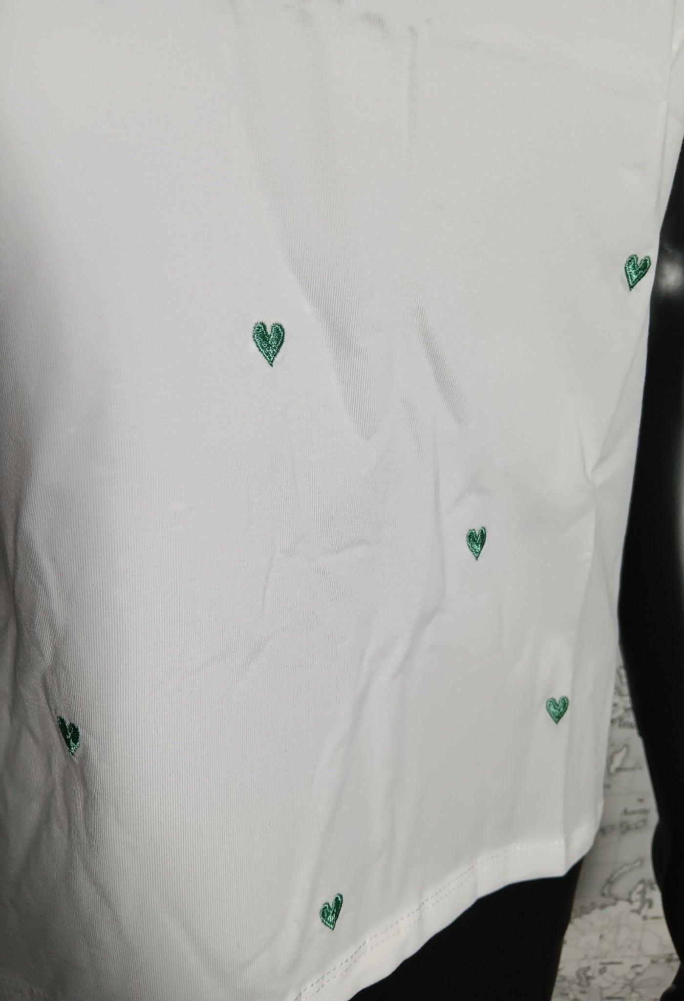 White short-sleeve t-shirt with small green embroidered hearts, Le Petit Placard fashion