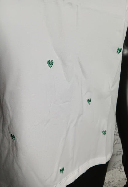 White short-sleeve t-shirt with small green embroidered hearts, Le Petit Placard fashion