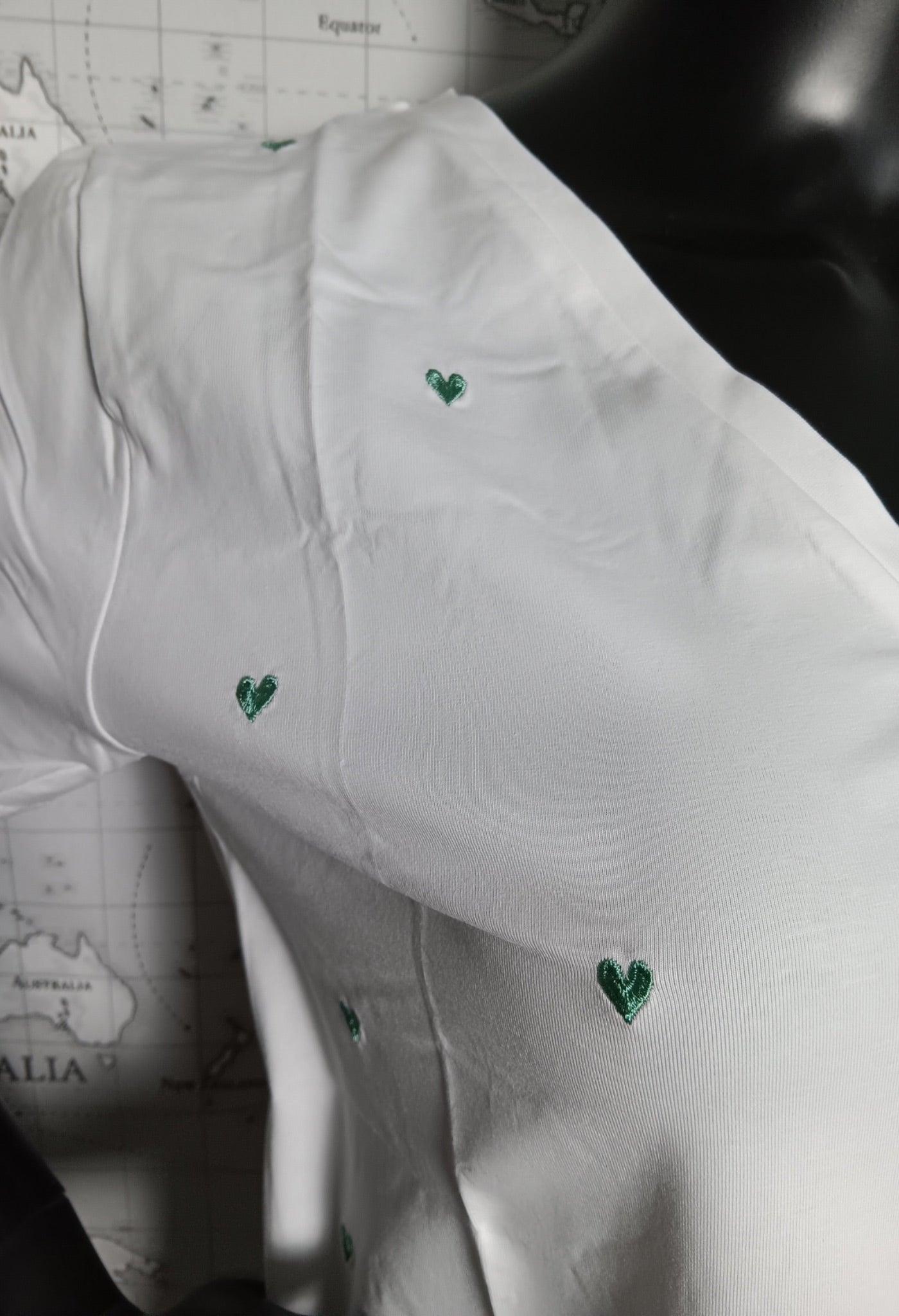 White short-sleeve t-shirt with green embroidered hearts, Le Petit Placard fashion.