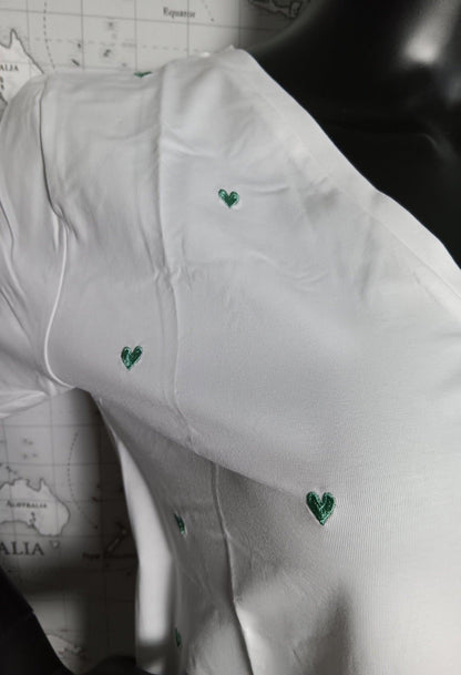 White short-sleeve t-shirt with green embroidered hearts, Le Petit Placard fashion.