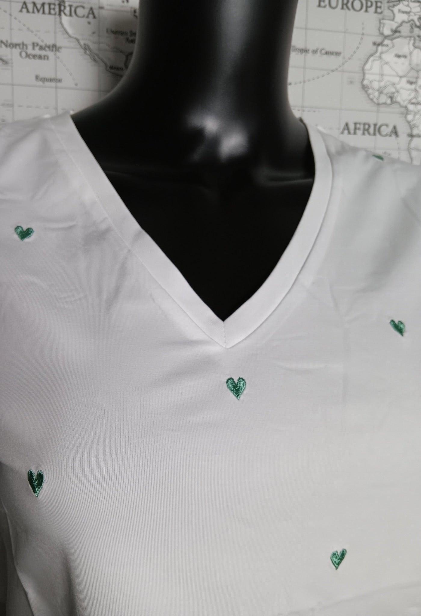 White short-sleeve t-shirt with green embroidered hearts, Le Petit Placard fashion