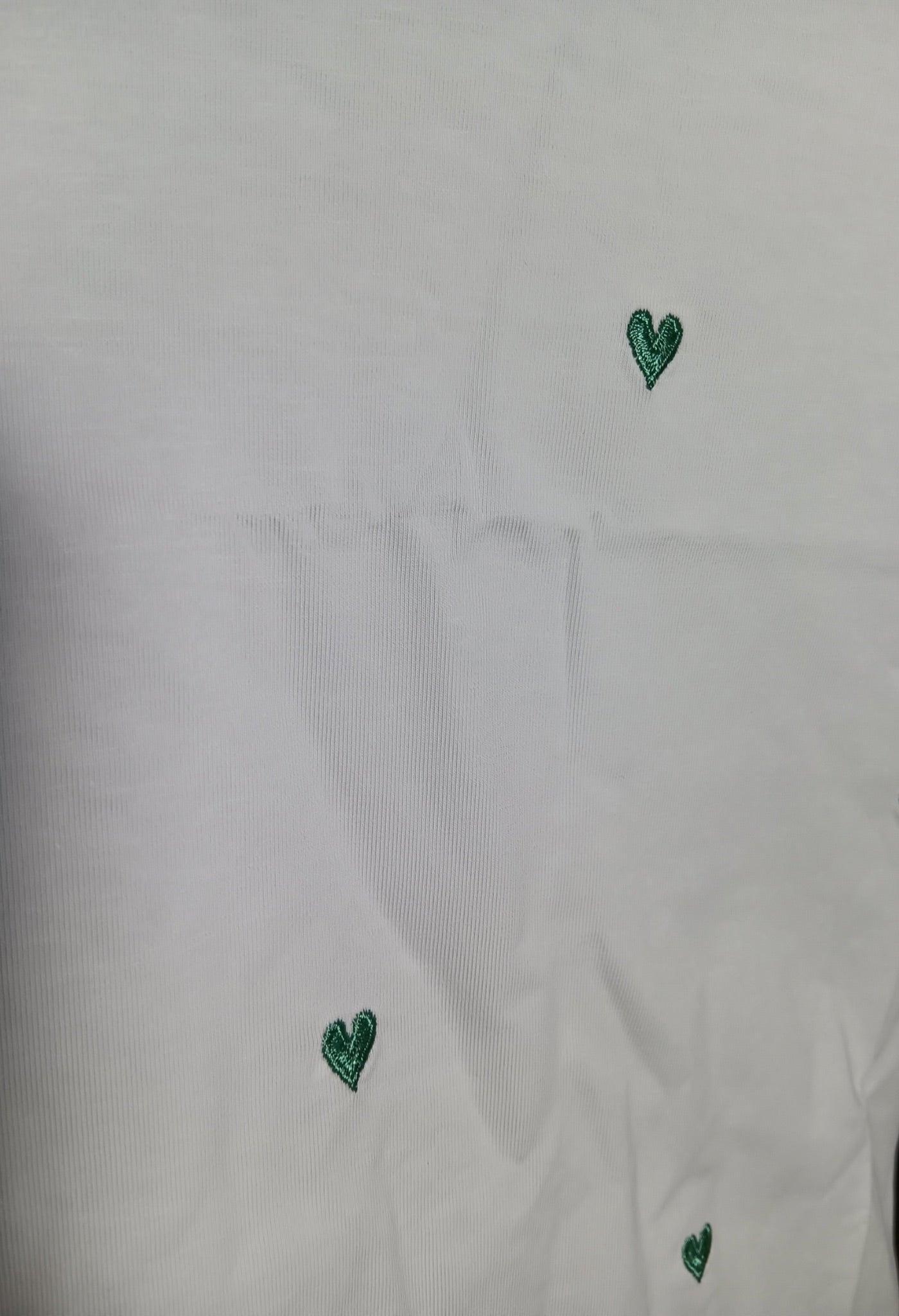 White t-shirt with small green embroidered hearts, Le Petit Placard fashion accessory