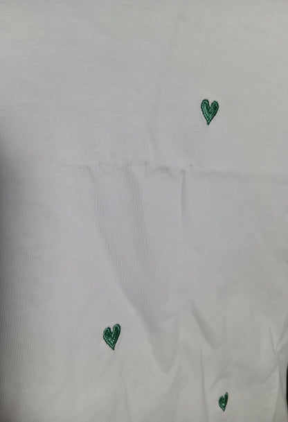 White t-shirt with small green embroidered hearts, Le Petit Placard fashion accessory