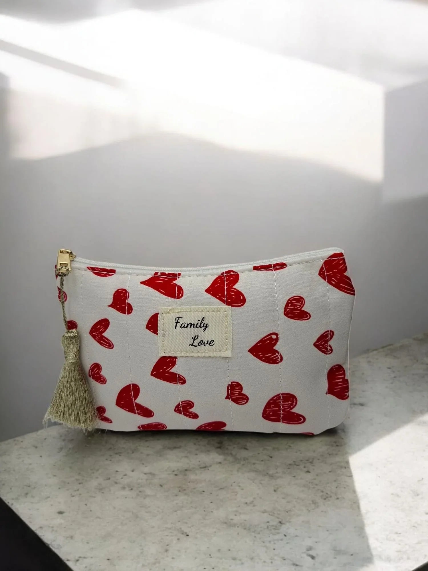 Trousse en coton blanche avec inscription “Family love” à coeurs rouges Le Petit Placard
