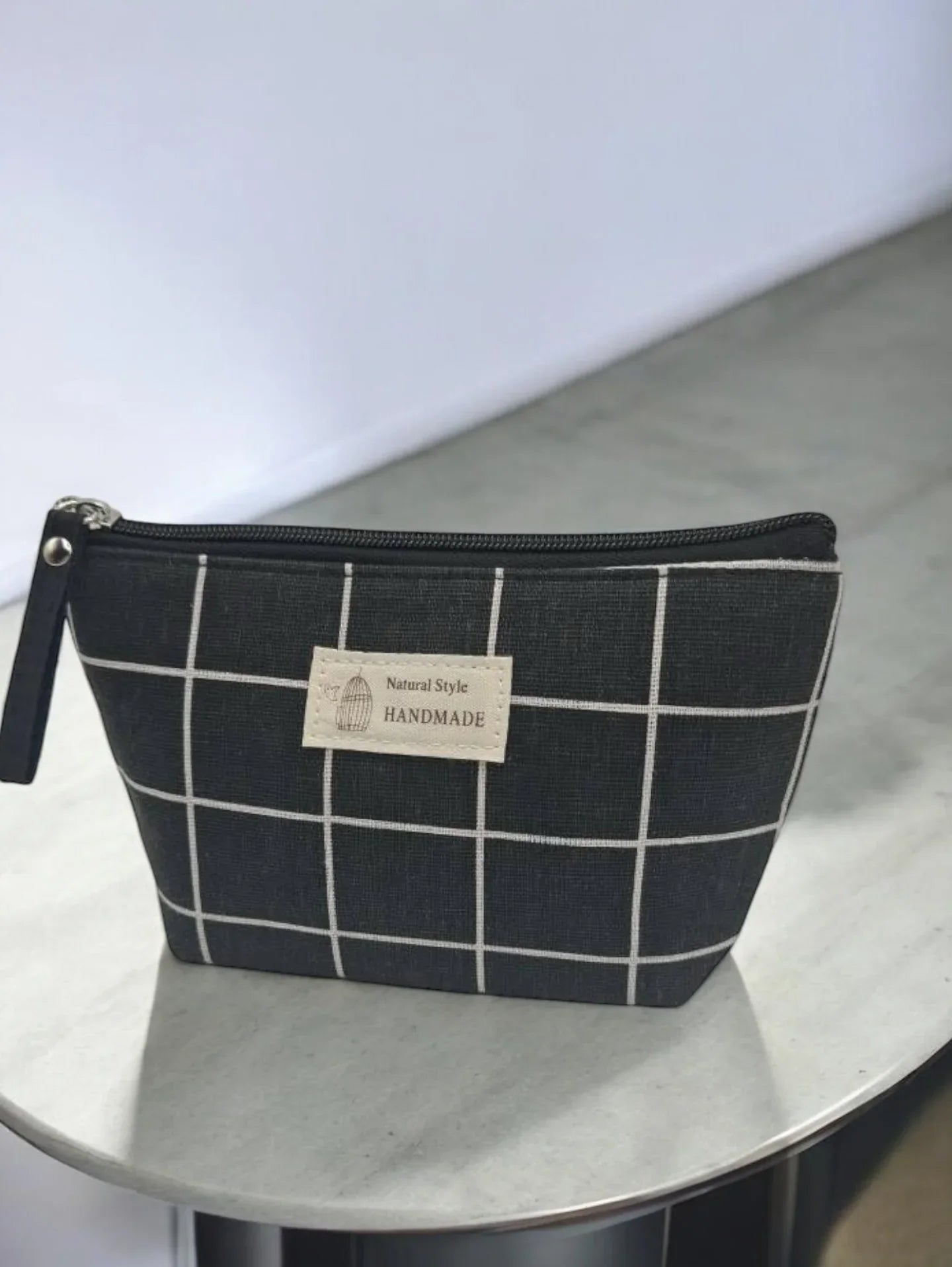 Trousse de toilette en coton à carreaux blancs et noirs, motif classique, de la marque Le Petit Placard.