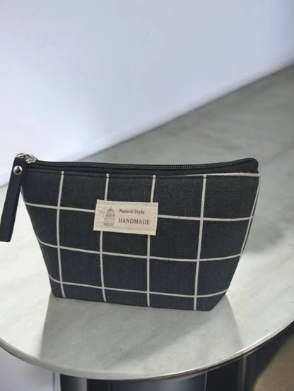 Trousse de toilette en coton à carreaux blancs et noirs, motif classique, de la marque Le Petit Placard.