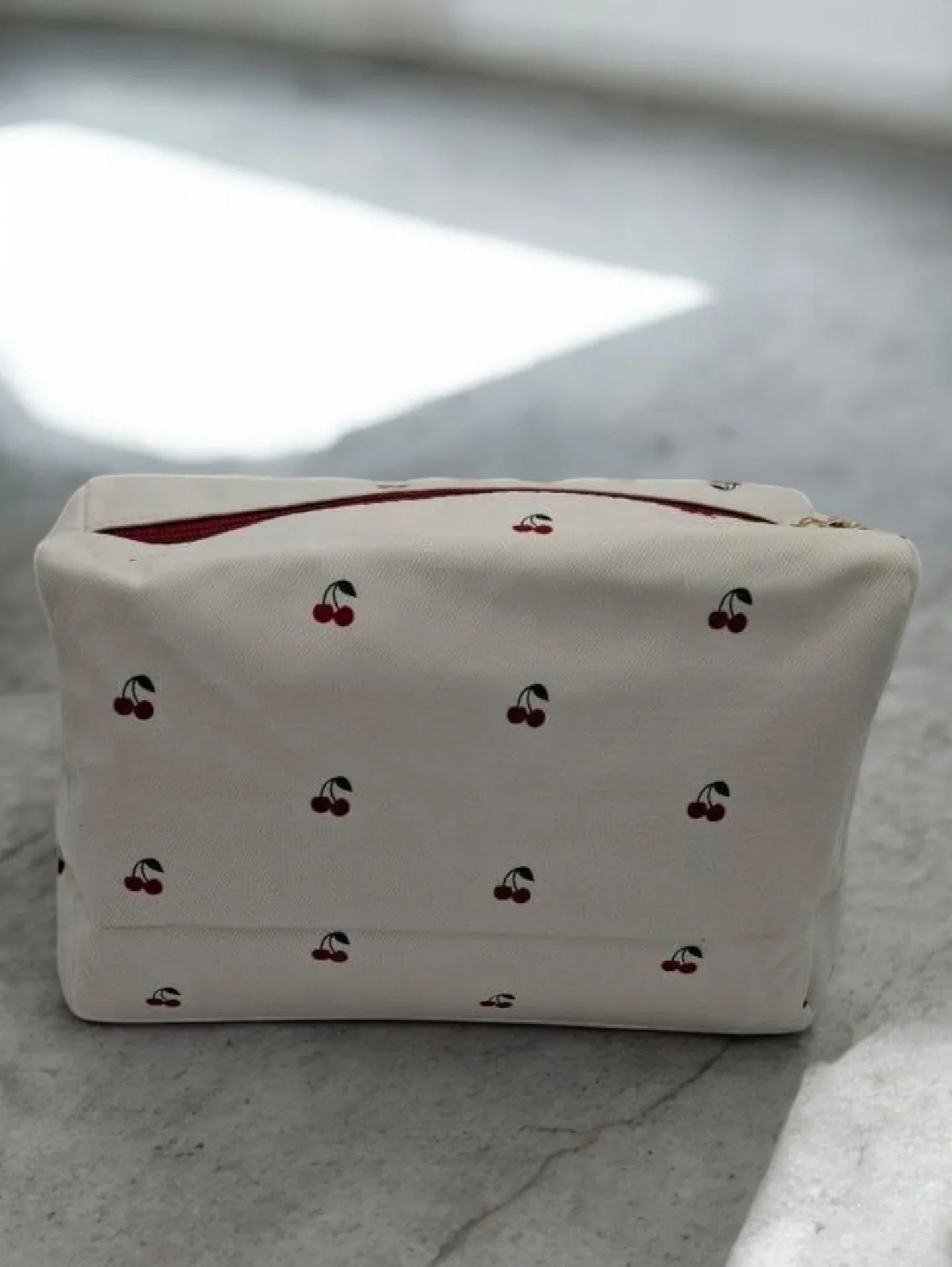 Trousse en tissu imperméable blanc motifs cerises Le Petit Placard