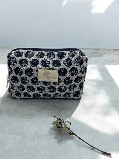 Trousse Flora en coton Jade & Clarisse motifs ronds dentelle bleu marine & blanc Le Petit Placard