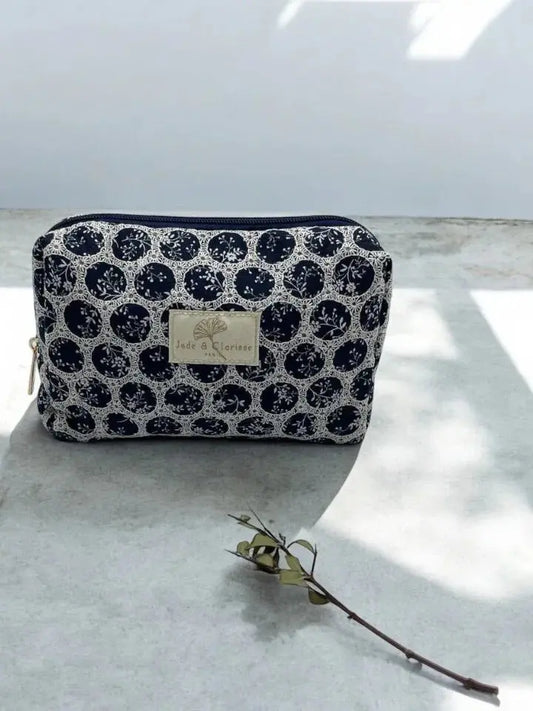 Trousse Flora en coton Jade & Clarisse motifs ronds dentelle bleu marine & blanc Le Petit Placard