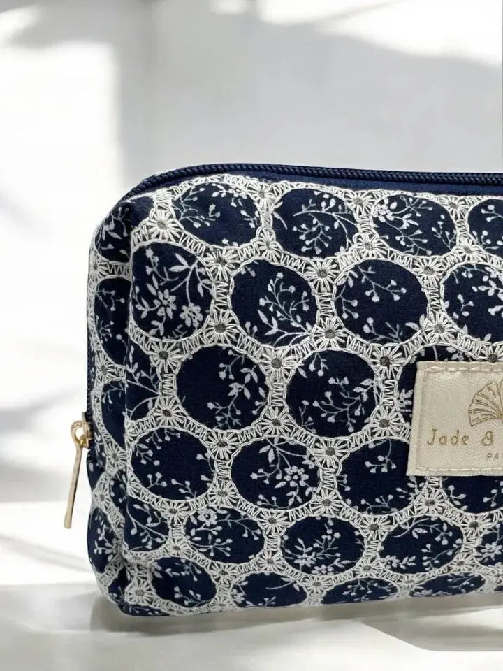 Trousse Flora en coton Jade & Clarisse motifs ronds dentelle bleu marine & blanc Le Petit Placard