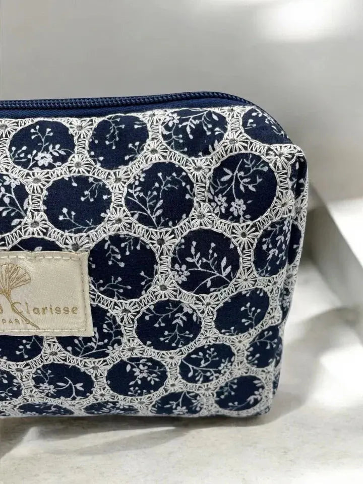 Trousse Flora en coton Jade & Clarisse motifs ronds dentelle bleu marine & blanc Le Petit Placard