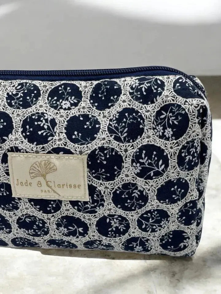Trousse Flora en coton Jade & Clarisse motifs ronds dentelle bleu marine & blanc Le Petit Placard