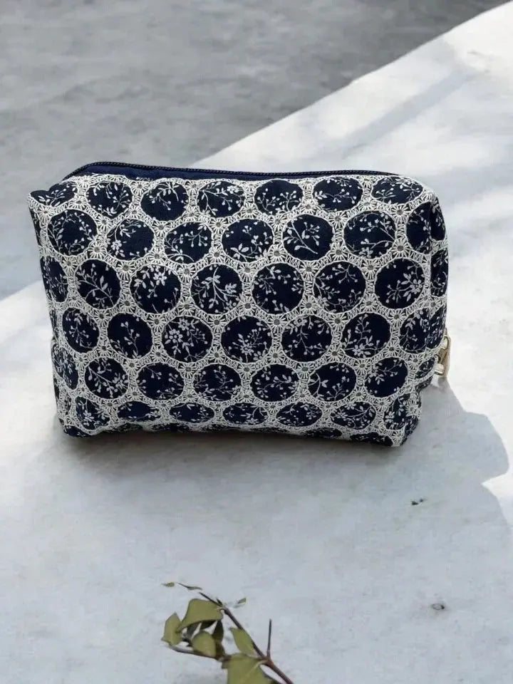 Trousse Flora en coton Jade & Clarisse motifs ronds dentelle bleu marine & blanc Le Petit Placard