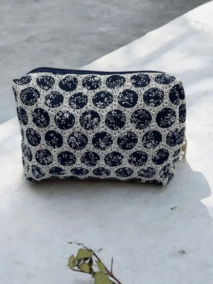 Trousse Flora en coton Jade & Clarisse motifs ronds dentelle bleu marine & blanc Le Petit Placard