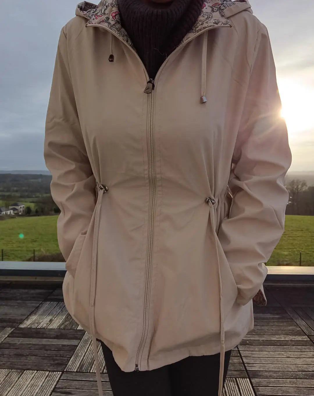 Veste légère et réversible déperlante blanc écru/motifs fleuris Le Petit Placard