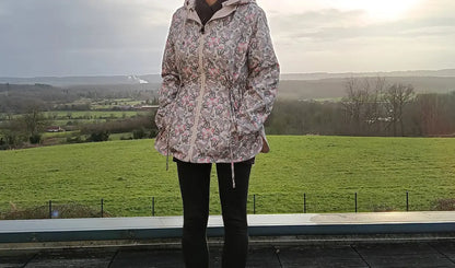 Veste légère et réversible déperlante blanc écru/motifs fleuris Le Petit Placard
