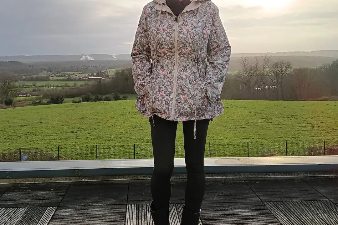 Veste légère et réversible déperlante blanc écru/motifs fleuris Le Petit Placard