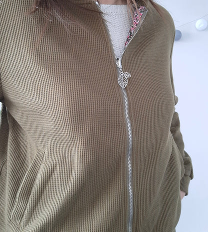 Woman wearing a khaki textured Laura Jo jacket with leaf zipper, Le Petit Placard fashion