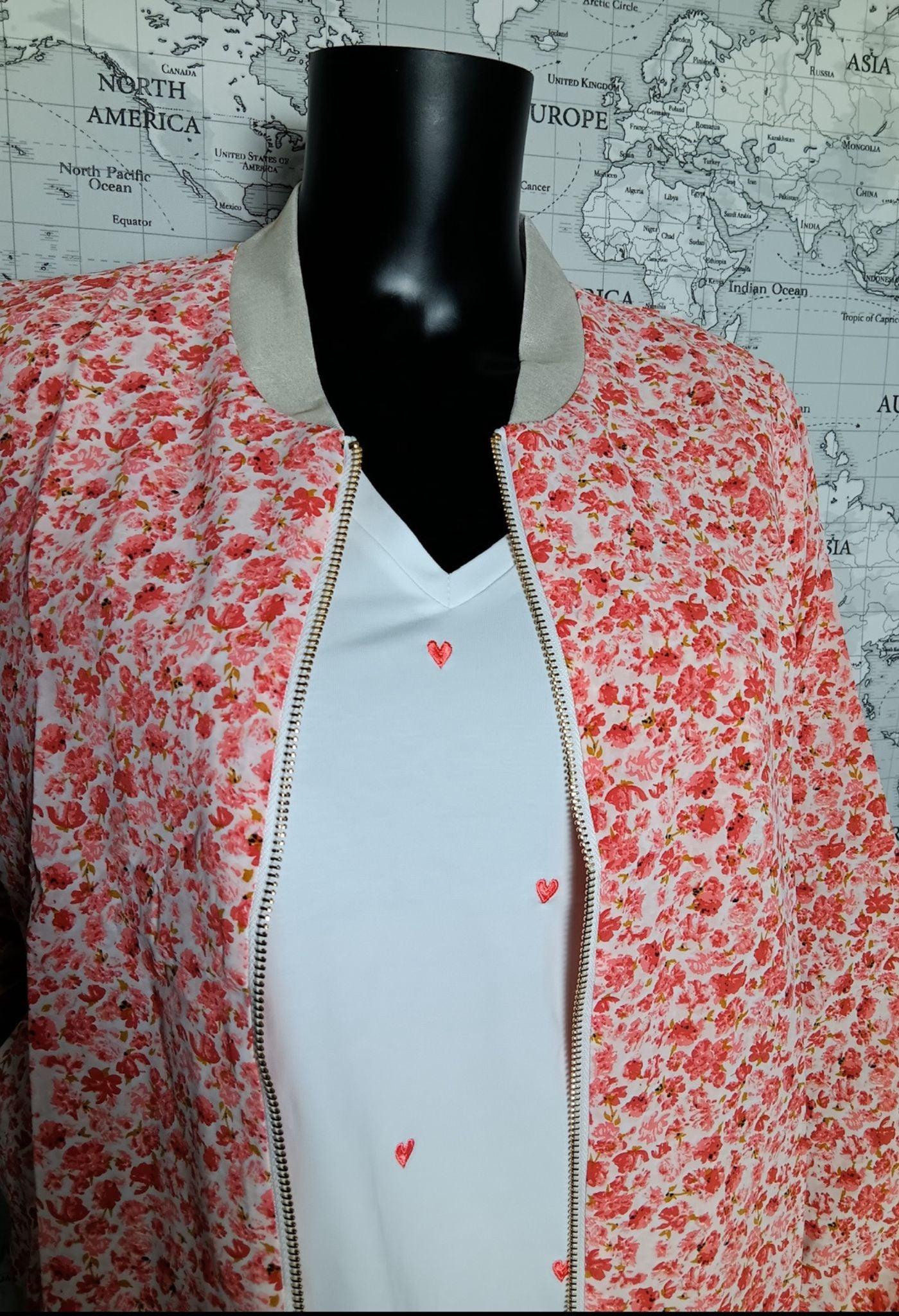 Veste légère à motif floral rouge-orangé Bombers Fleuri Rouge Orangé, portée sur une chemise blanche avec motifs petits cœurs, coupe bomber femme romantique.