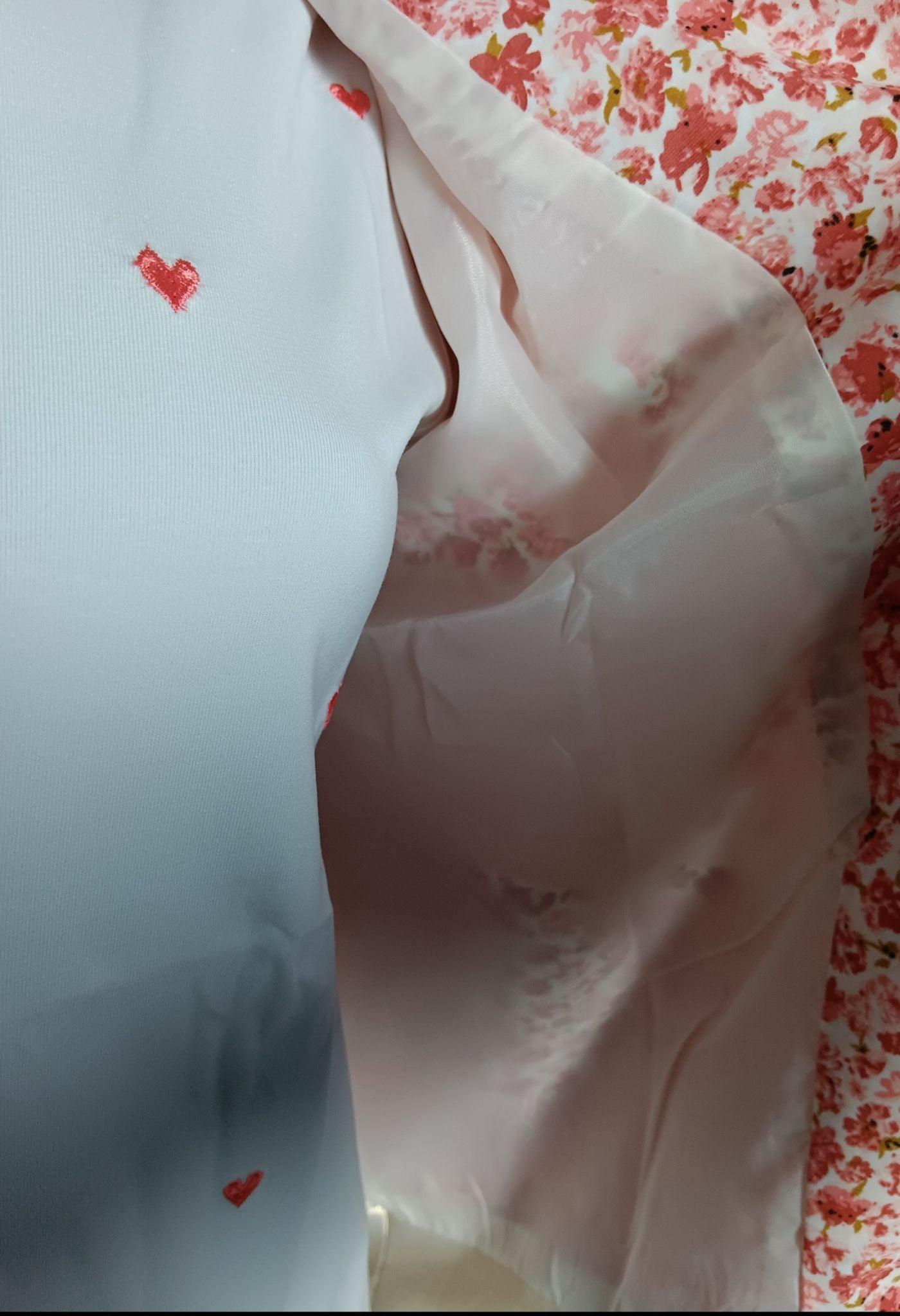 Veste légère floral rouge-orangé Bombers Fleuri Rouge Orangé – Veste femme romantique, vue intérieure satinée et motif cœur rouge.