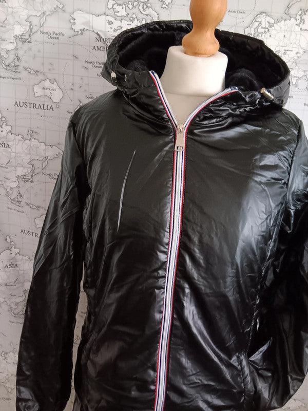 Manteau long fourré imperméable cintré noir brillant - Le Petit Placard