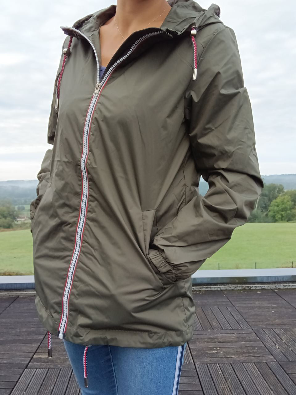 Femme portant un imperméable kaki Laura Jo en extérieur, style décontracté de Le Petit Placard