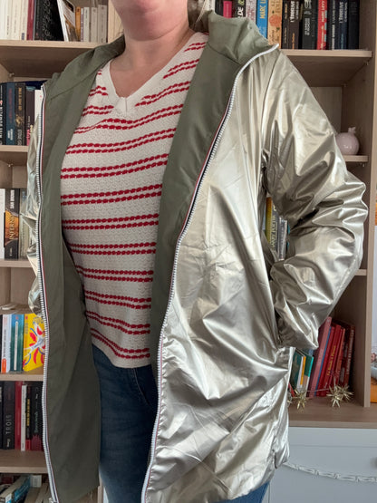 Imperméable kaki doublure dorée Melya Melody porté ouvert, révélant l'intérieur doré métallisé brillant