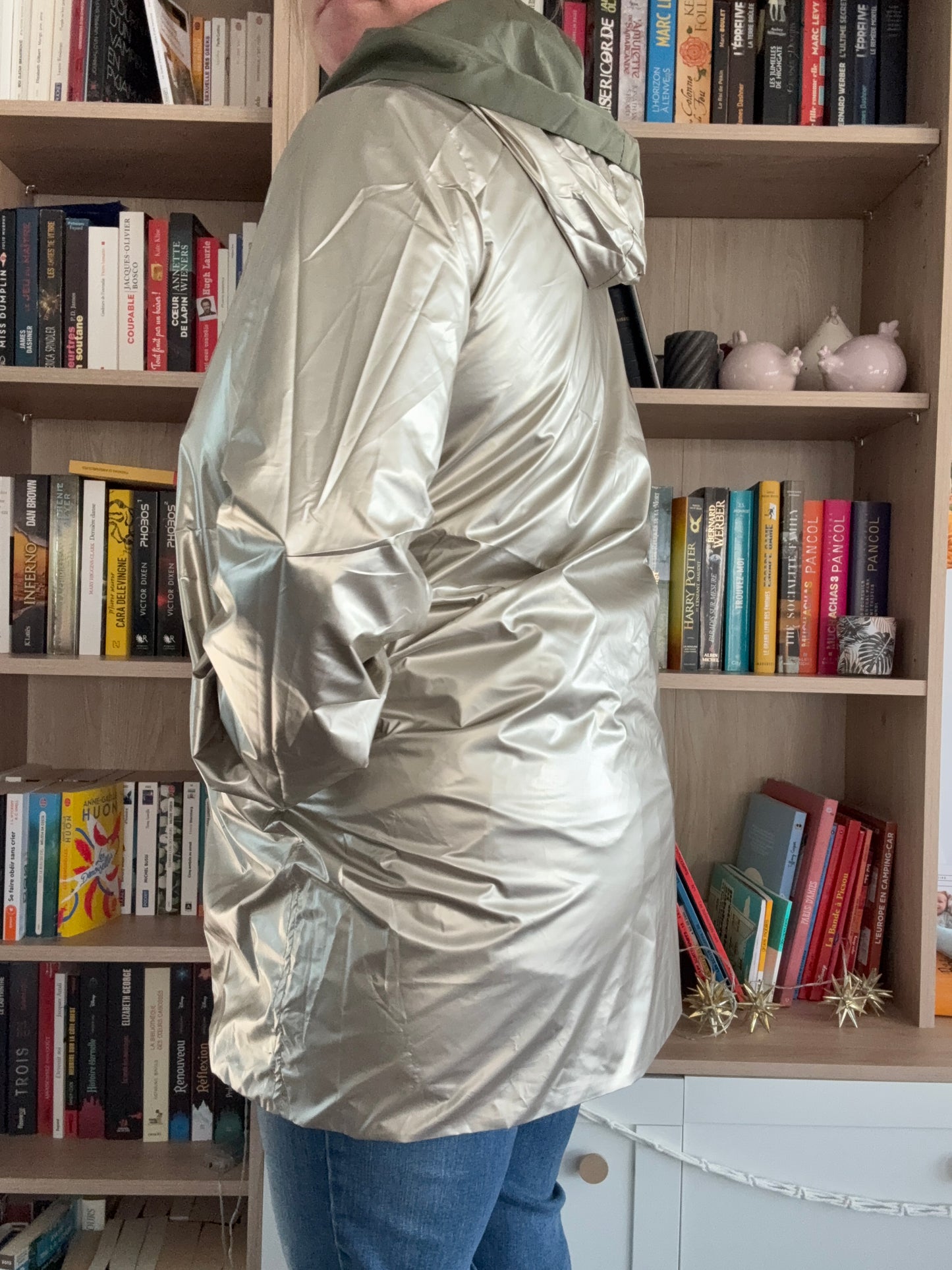 Imperméable kaki doublure dorée femme Melya Melody, vue de dos, matière brillante métallisée avec capuche