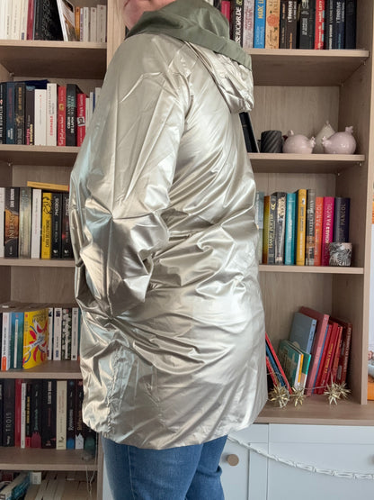 Imperméable kaki doublure dorée femme Melya Melody, vue de dos, matière brillante métallisée avec capuche