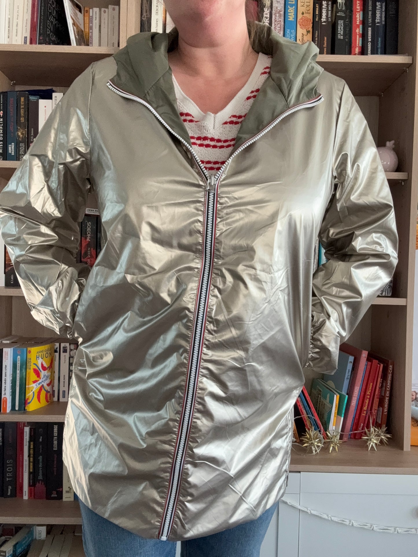 Imperméable kaki doublure dorée femme Melya Melody, coupe ample avec capuche et fermeture éclair centrale